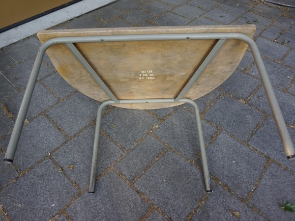 Willy van der Meeren-Vintage-Tubax-formica-halve-maan-kinder-tafeltjes-bureautjes-blauwe-ronde-horeca-tables-semi-circular-00001